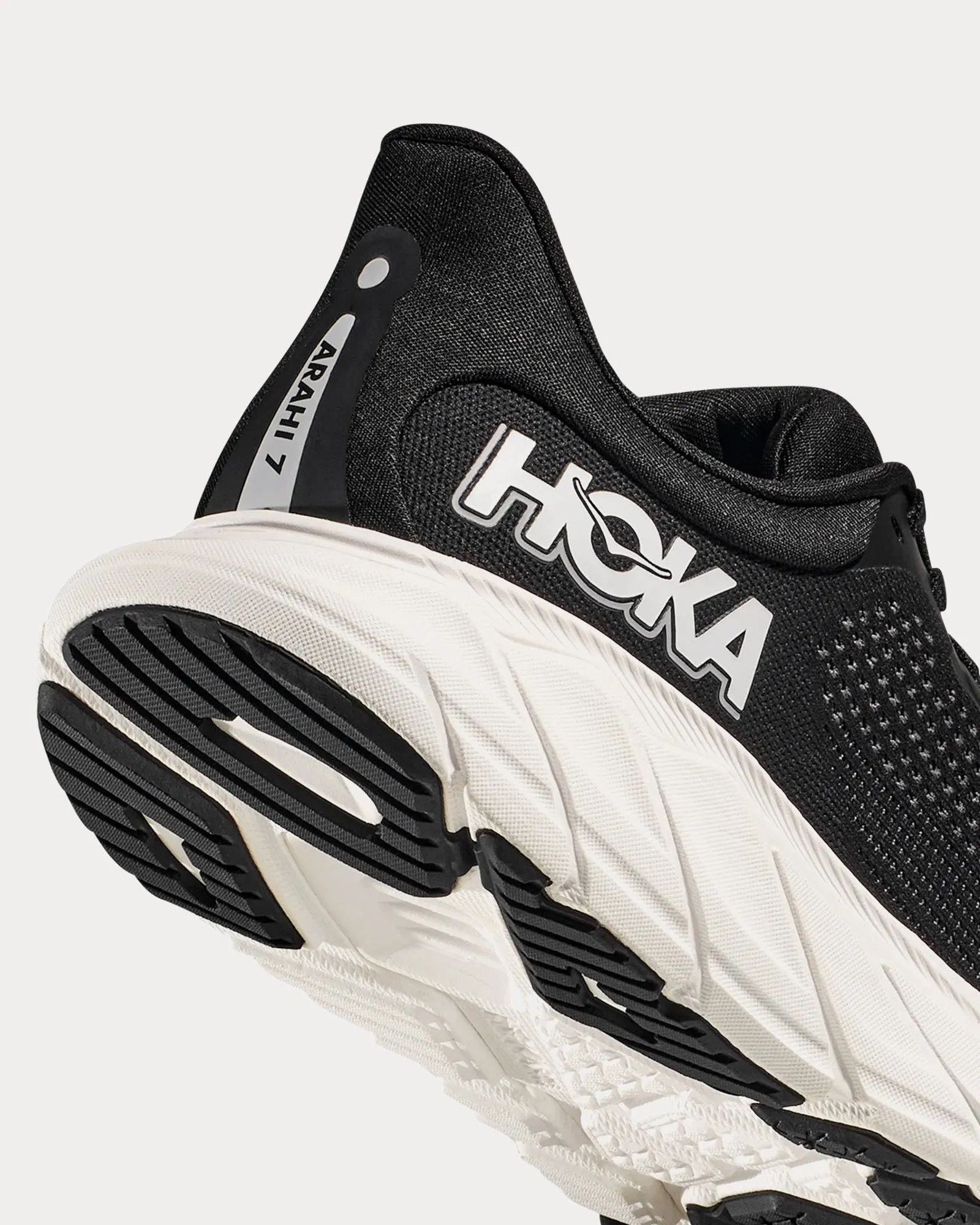Arahi 7 Black / White Running Shoes