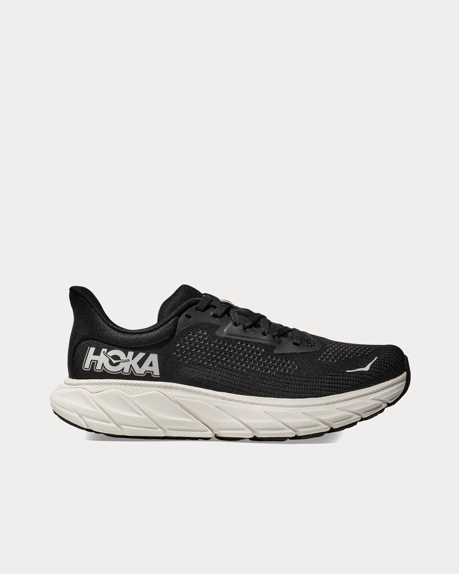 Arahi 7 Black / White Running Shoes