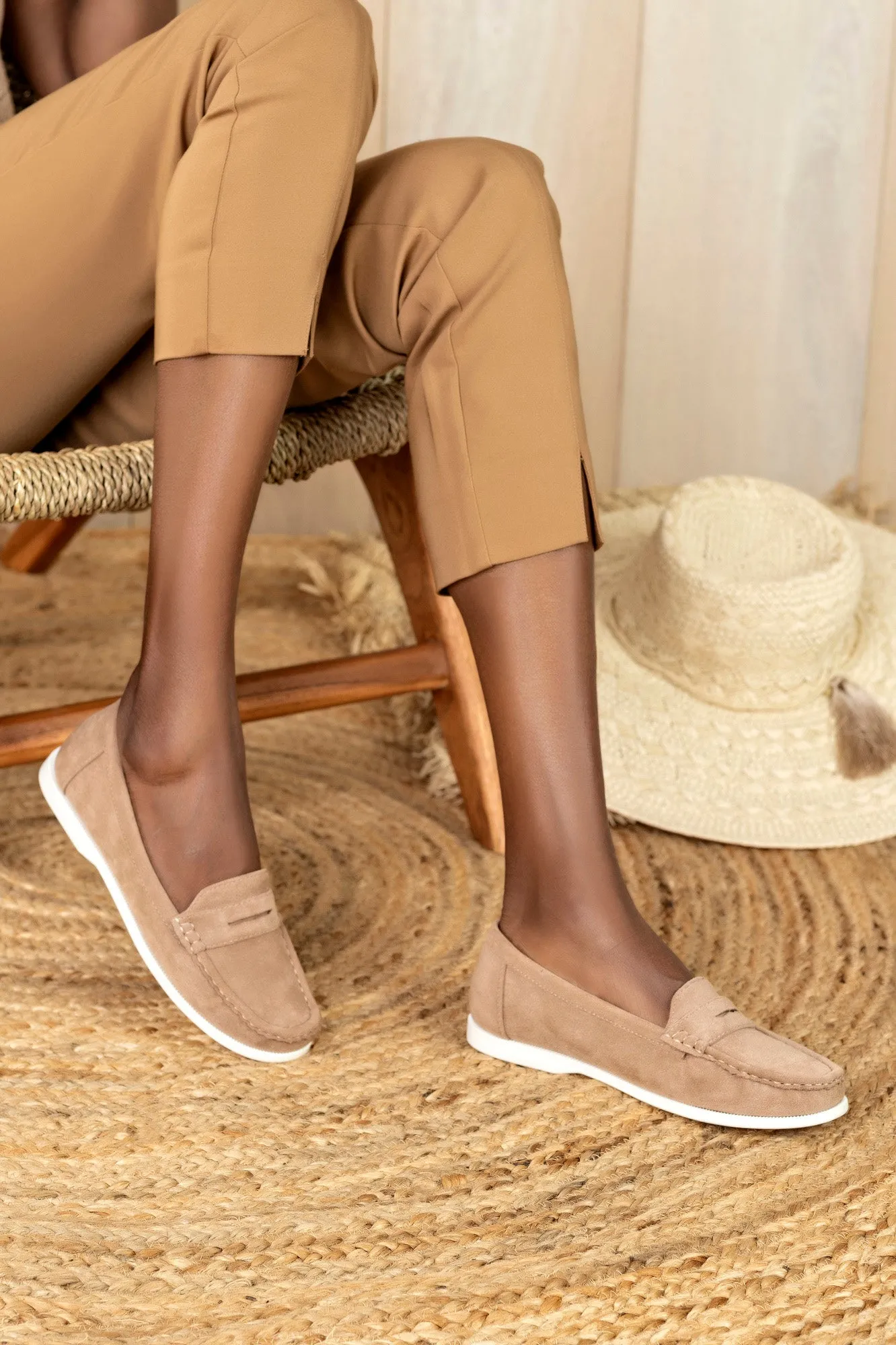 Flat soles moccasins