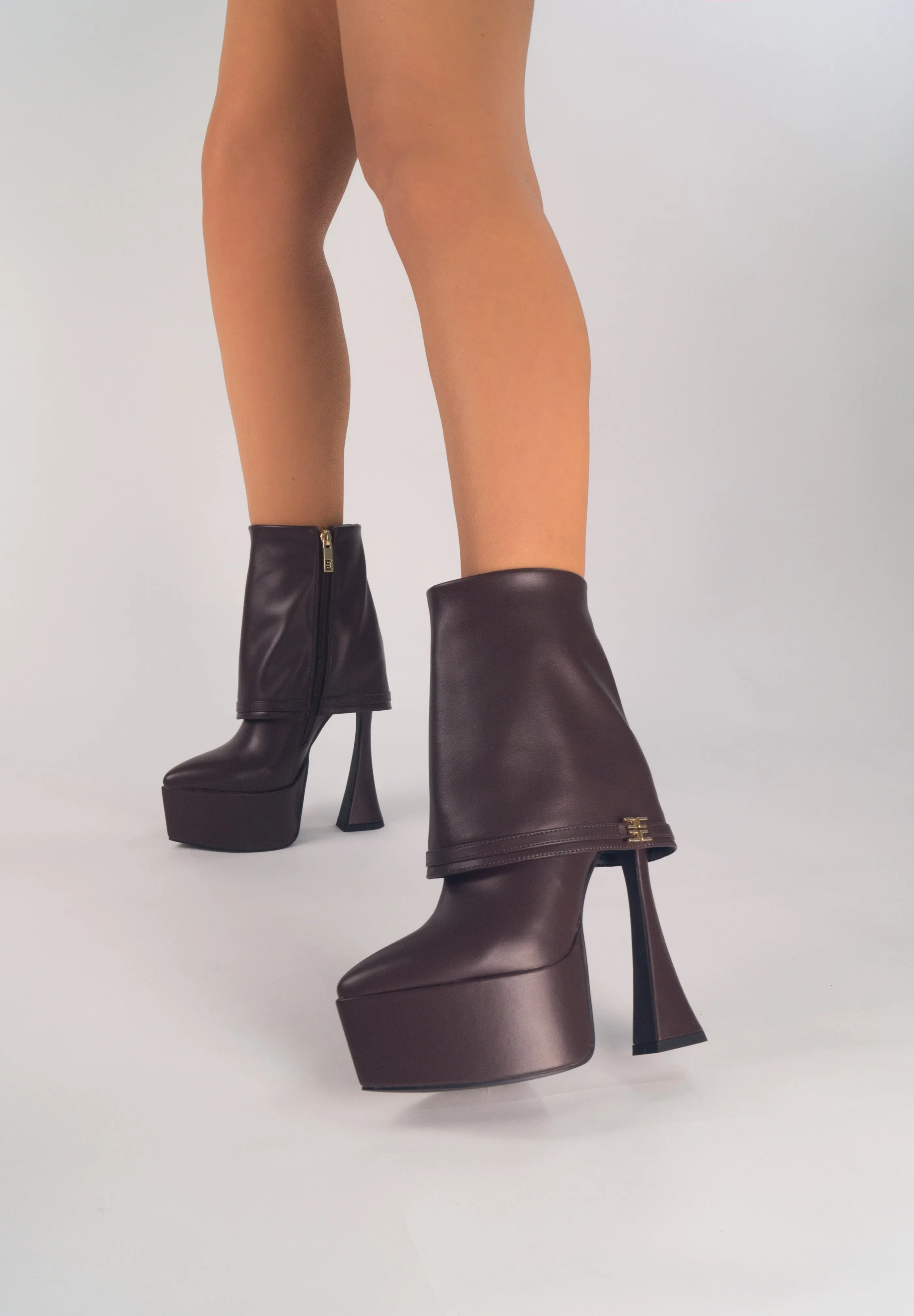 XANDRIA Brown - High platform pointy folded heeled boots