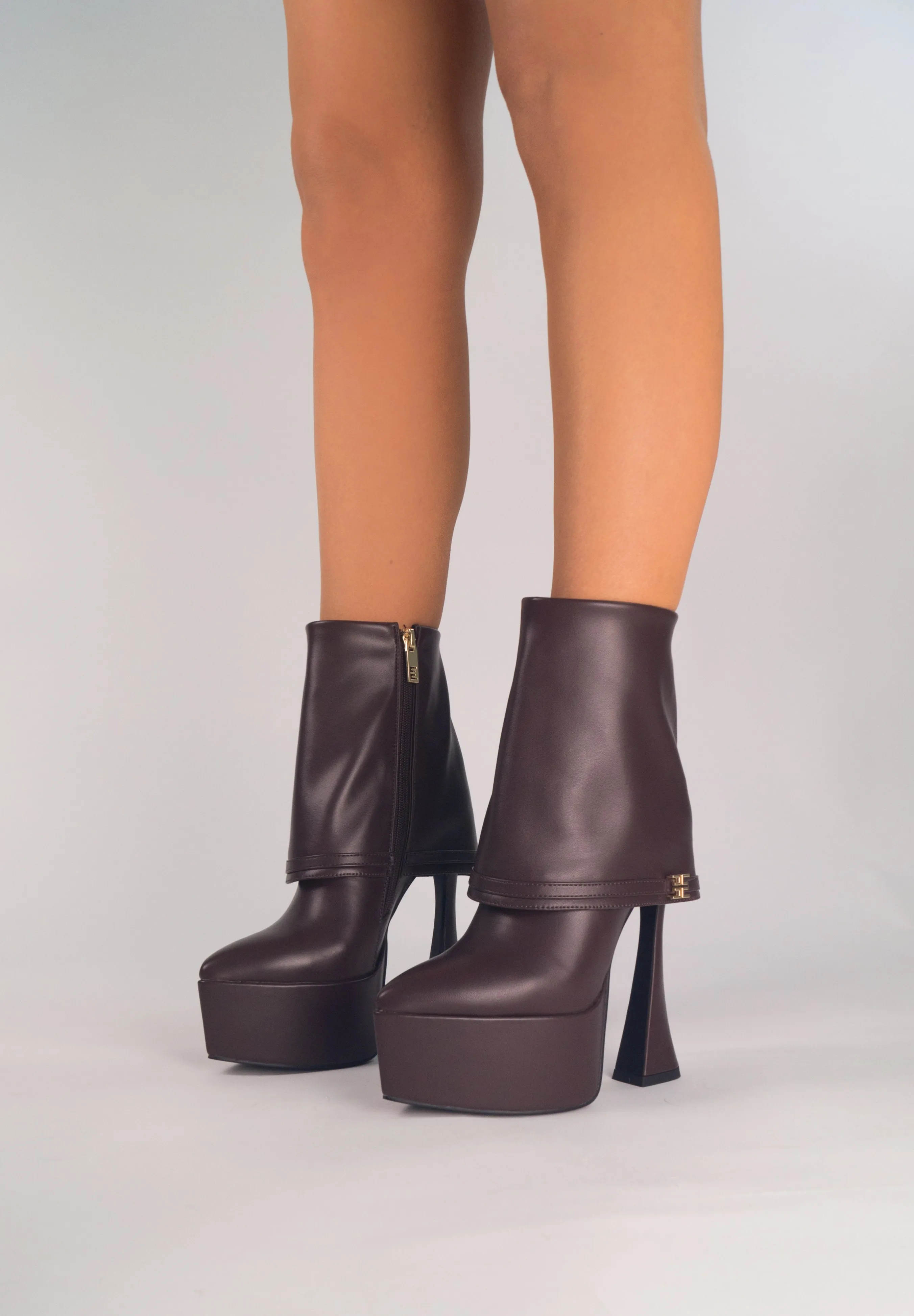 XANDRIA Brown - High platform pointy folded heeled boots